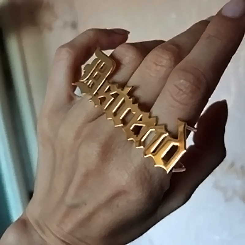 Aangepaste naamring voor manne - Initial Ring Custom recensie en prijs